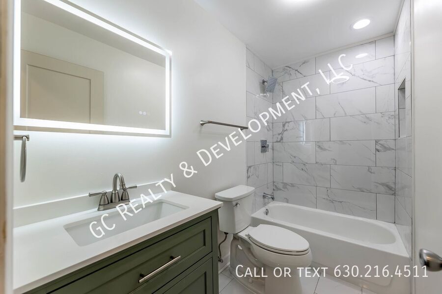 *** LINCOLN PARK / 3 LEVEL TOWNHOME / RECENTLY UPDATED / ATTACHED GARAGE / PRIME LOCATION *** property image