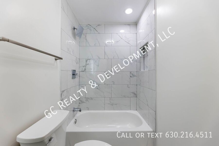 *** LINCOLN PARK / 3 LEVEL TOWNHOME / RECENTLY UPDATED / ATTACHED GARAGE / PRIME LOCATION *** property image