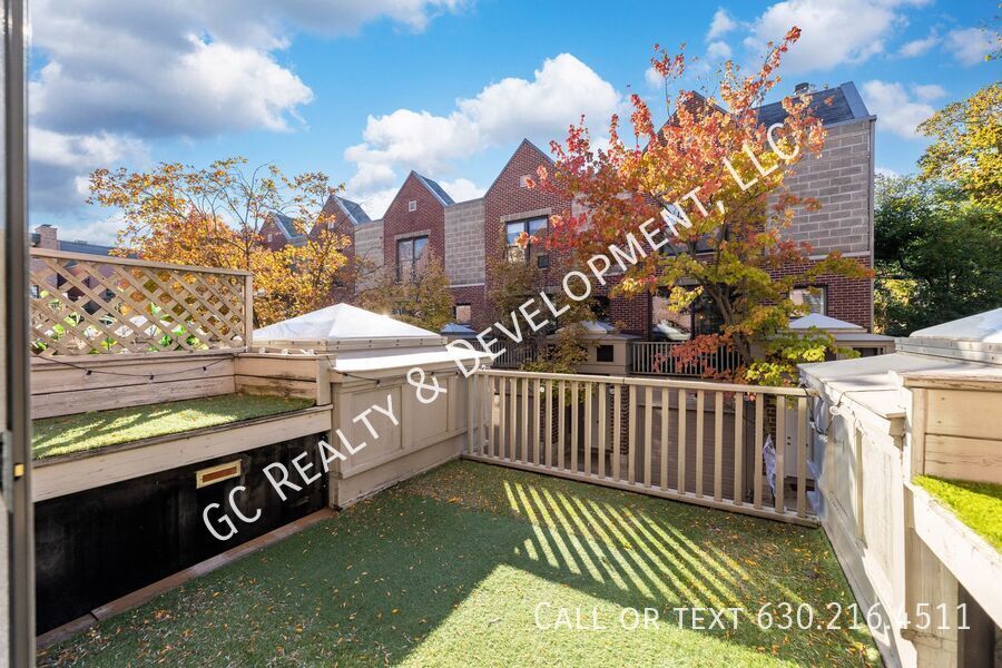 *** LINCOLN PARK / 3 LEVEL TOWNHOME / RECENTLY UPDATED / ATTACHED GARAGE / PRIME LOCATION *** property image