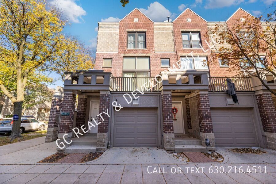 *** LINCOLN PARK / 3 LEVEL TOWNHOME / RECENTLY UPDATED / ATTACHED GARAGE / PRIME LOCATION *** property image