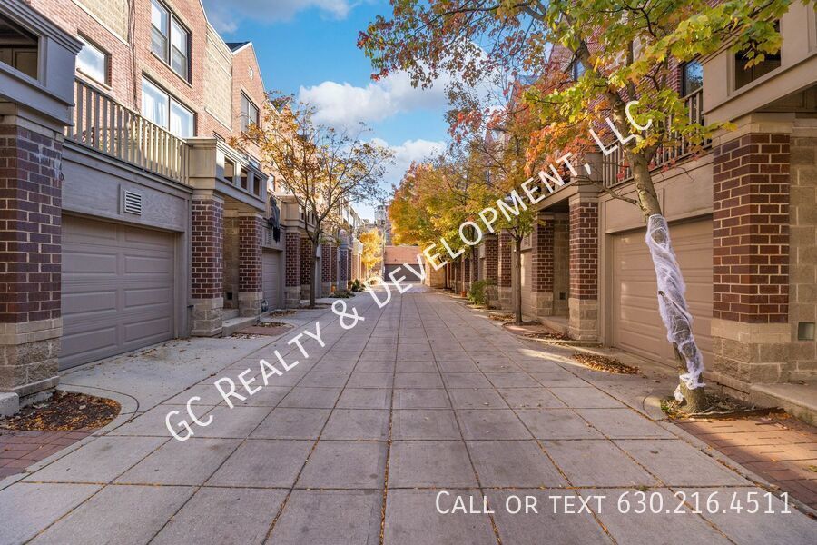 *** LINCOLN PARK / 3 LEVEL TOWNHOME / RECENTLY UPDATED / ATTACHED GARAGE / PRIME LOCATION *** property image