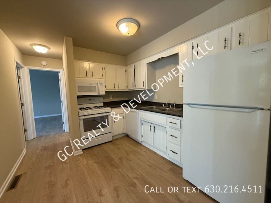 *** FIRST FLOOR / HEAT INCLUDED - TENANT PAYS ELECTRIC ONLY / 2 BDRMS / W&D IN BUILDING / PETS ALLOWED / LARGE STORAGE *** property image