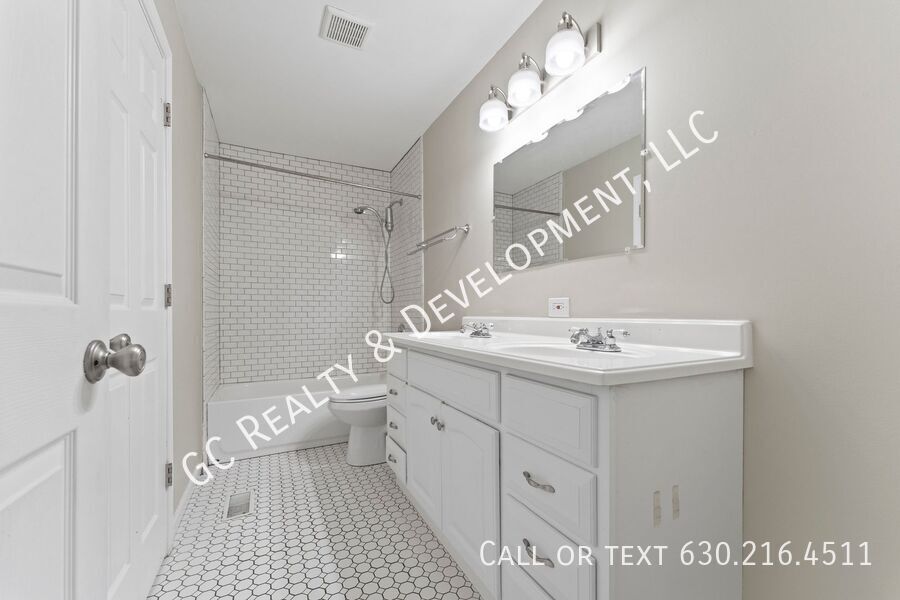 *** ​3 BDRM - 1.5 BATH / ATTACHED GARAGE / PET FRIENDLY / IDEAL LOCATION / CENTRAL AC *** property image