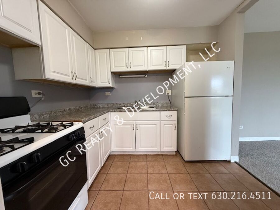 *** FRESH PAINT / 1 BDRM / LAUNDRY ON SITE / TENANT ONLY PAYS ELECTRIC / WALK TO SHOPPING *** property image