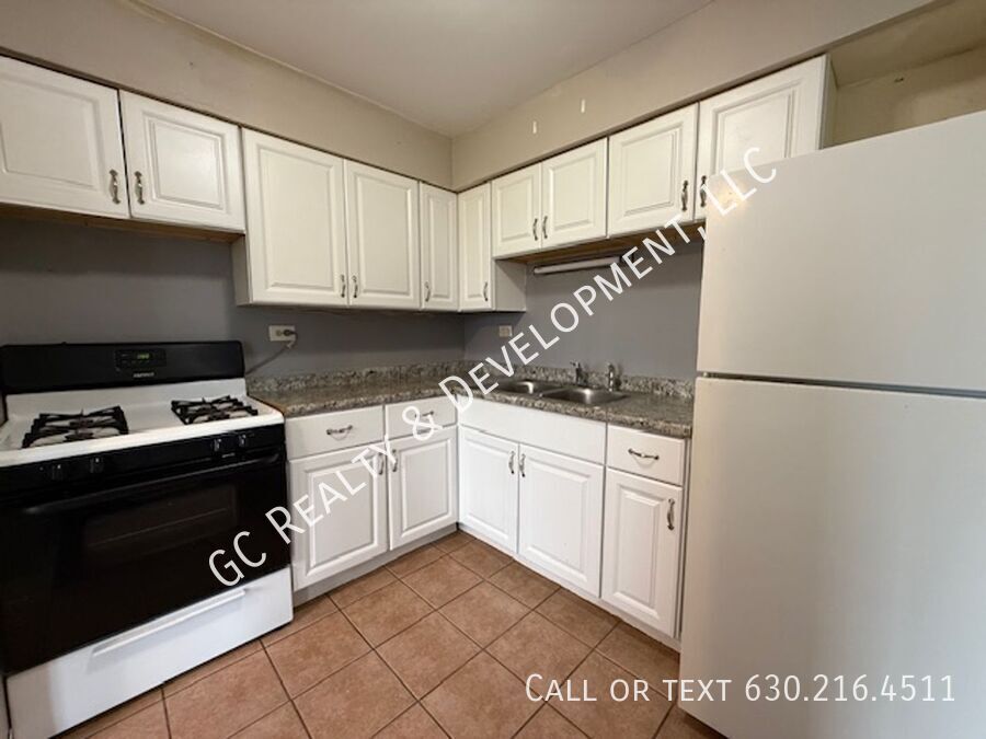 *** FRESH PAINT / 1 BDRM / LAUNDRY ON SITE / TENANT ONLY PAYS ELECTRIC / WALK TO SHOPPING *** property image