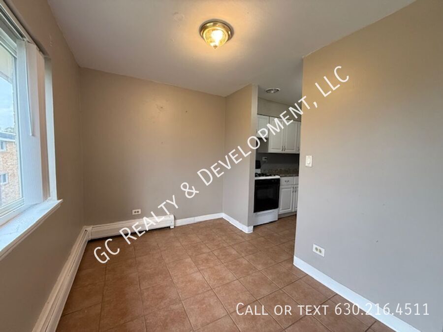*** FRESH PAINT / 1 BDRM / LAUNDRY ON SITE / TENANT ONLY PAYS ELECTRIC / WALK TO SHOPPING *** property image