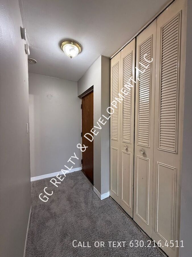 *** FRESH PAINT / 1 BDRM / LAUNDRY ON SITE / TENANT ONLY PAYS ELECTRIC / WALK TO SHOPPING *** property image