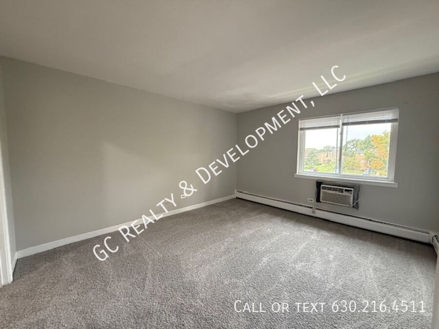*** FRESH PAINT / 1 BDRM / LAUNDRY ON SITE / TENANT ONLY PAYS ELECTRIC / WALK TO SHOPPING *** property image