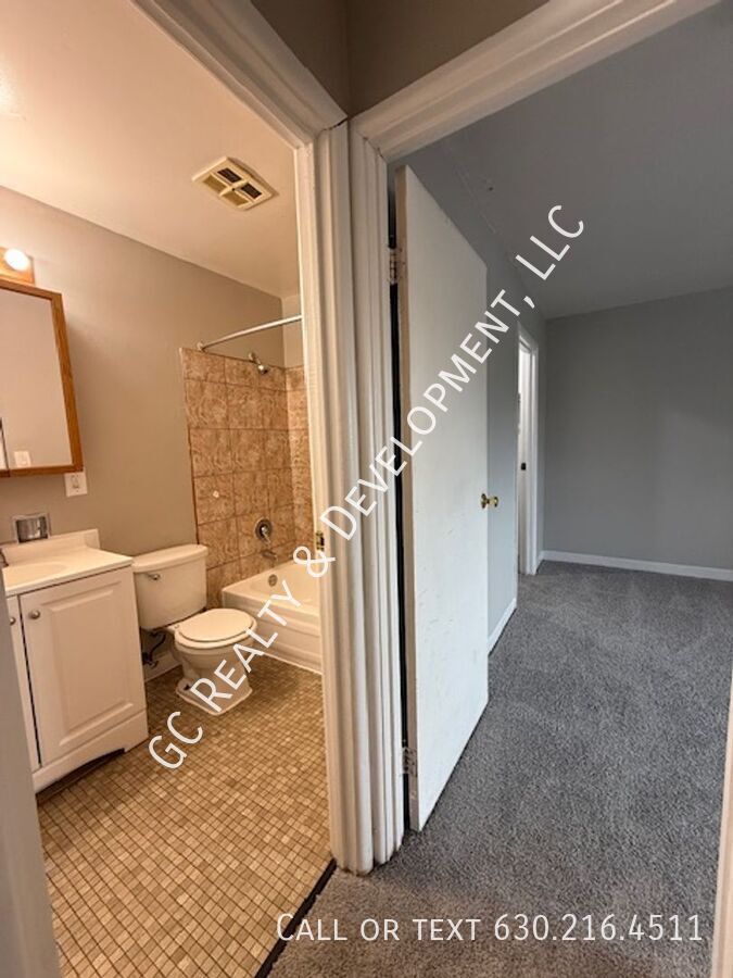 *** FRESH PAINT / 1 BDRM / LAUNDRY ON SITE / TENANT ONLY PAYS ELECTRIC / WALK TO SHOPPING *** property image