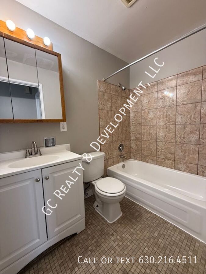 *** FRESH PAINT / 1 BDRM / LAUNDRY ON SITE / TENANT ONLY PAYS ELECTRIC / WALK TO SHOPPING *** property image