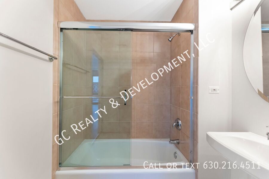 *** PET FRIENDLY / PARKING / BALCONY / LAUNDRY IN UNIT / CORNER UNIT / INTERNET INCL / HUGE CLOSETS *** property image