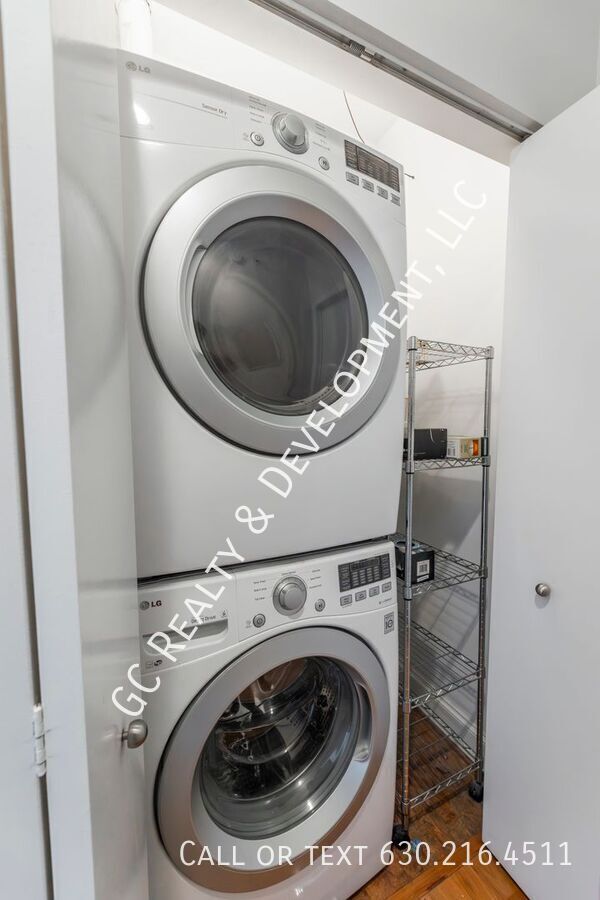 *** PET FRIENDLY / PARKING / BALCONY / LAUNDRY IN UNIT / CORNER UNIT / INTERNET INCL / HUGE CLOSETS *** property image