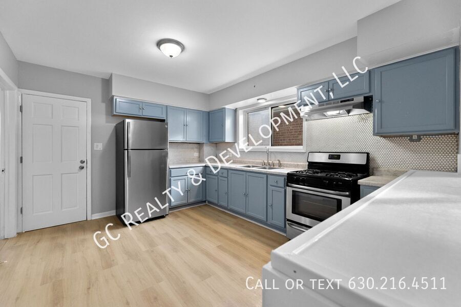 *** RECENTLY UPDATED / 3 BDRM / SS APPL / FREE LAUNDRY ON SITE / TENANT ONLY PAYS ELECTRIC *** property image
