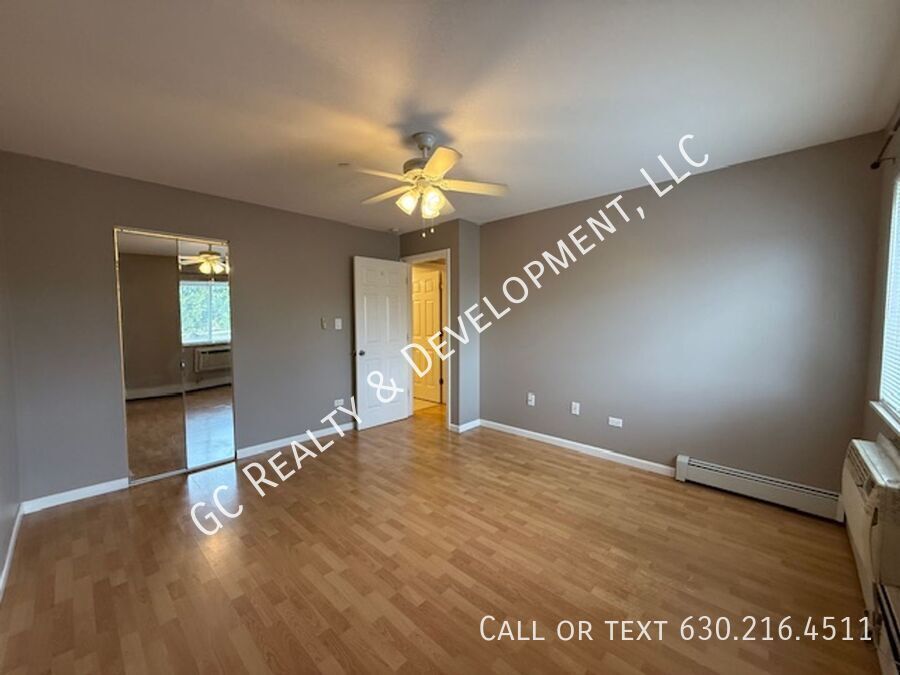 *** LAUNDRY ON SITE / TENANT ONLY PAYS ELECTRIC / QUICK ACCESS TO SHOPPING *** property image