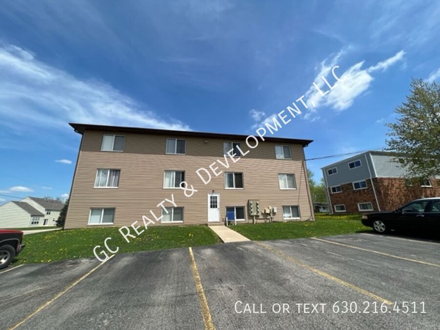 *** 2 BDRM / 1000 SQFT / 2 PARKING SPOTS / TENANTS ONLY PAY ELECTRIC / PET FRIENDLY *** property image