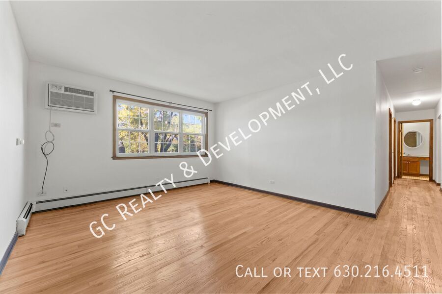 *** 2 BDRM / HARDWOOD FLOORS / TENANT ONLY PAYS ELECTRIC / NEAR SHOPPING *** property image