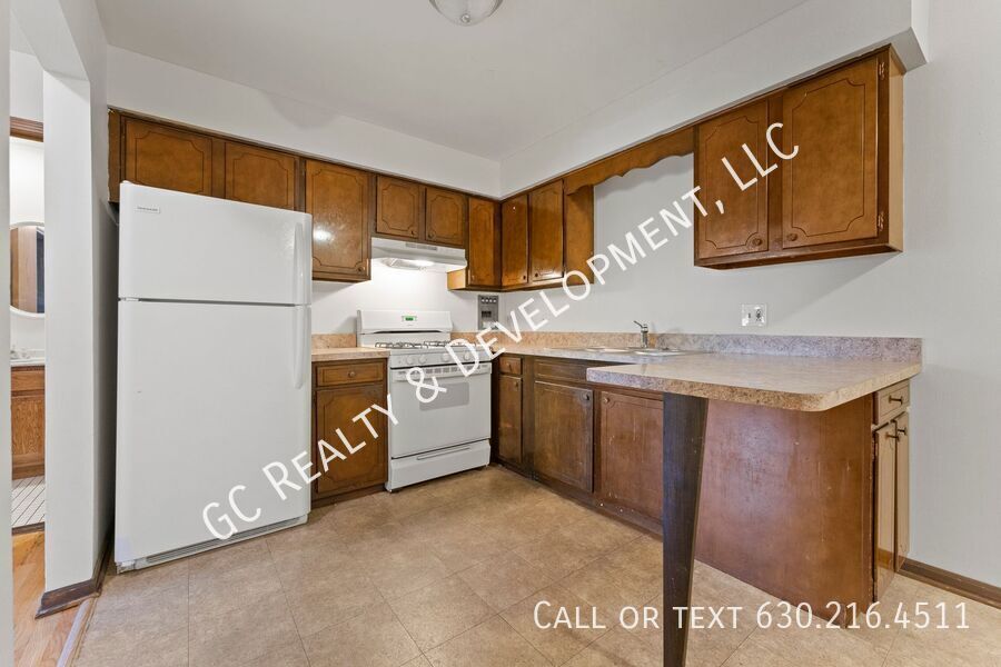 *** 2 BDRM / HARDWOOD FLOORS / TENANT ONLY PAYS ELECTRIC / NEAR SHOPPING *** property image