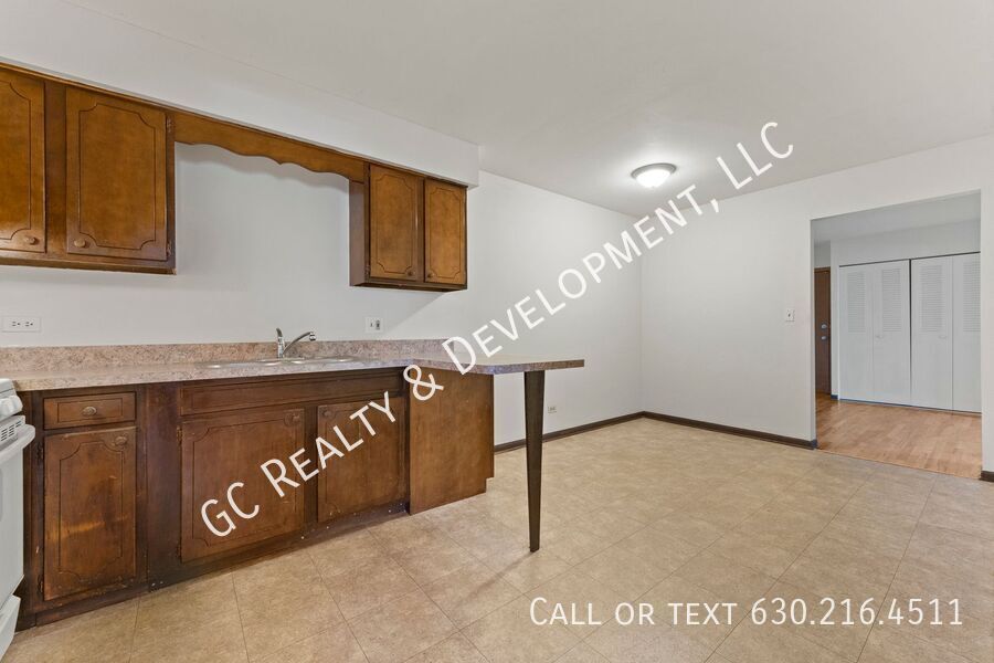 *** 2 BDRM / HARDWOOD FLOORS / TENANT ONLY PAYS ELECTRIC / NEAR SHOPPING *** property image