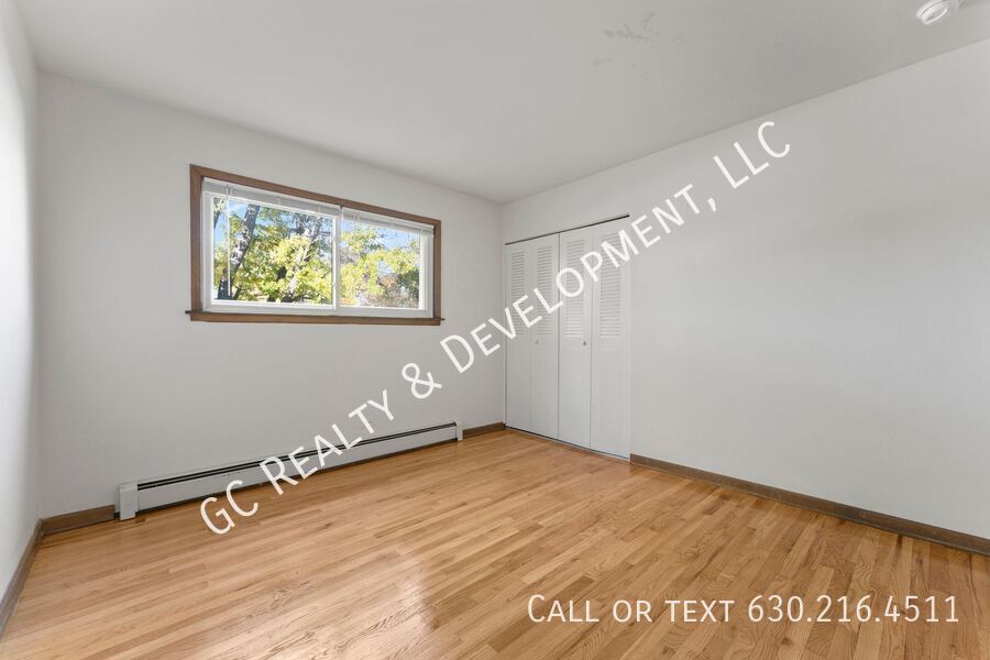 *** 2 BDRM / HARDWOOD FLOORS / TENANT ONLY PAYS ELECTRIC / NEAR SHOPPING *** property image