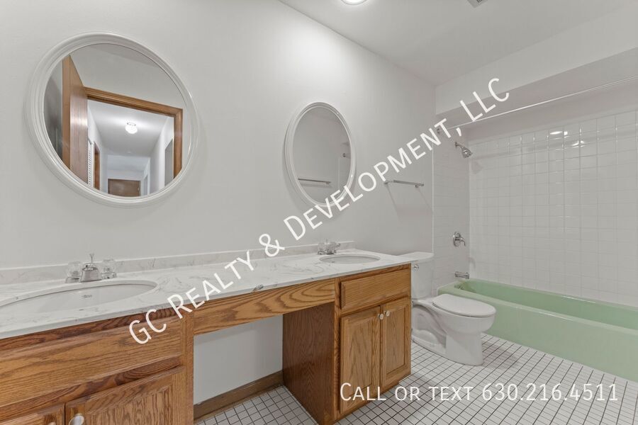 *** 2 BDRM / HARDWOOD FLOORS / TENANT ONLY PAYS ELECTRIC / NEAR SHOPPING *** property image