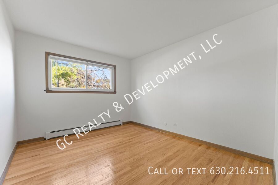 *** 2 BDRM / HARDWOOD FLOORS / TENANT ONLY PAYS ELECTRIC / NEAR SHOPPING *** property image