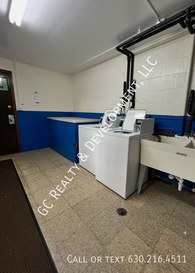 *** 2 BDRM / HARDWOOD FLOORS / TENANT ONLY PAYS ELECTRIC / NEAR SHOPPING *** property image