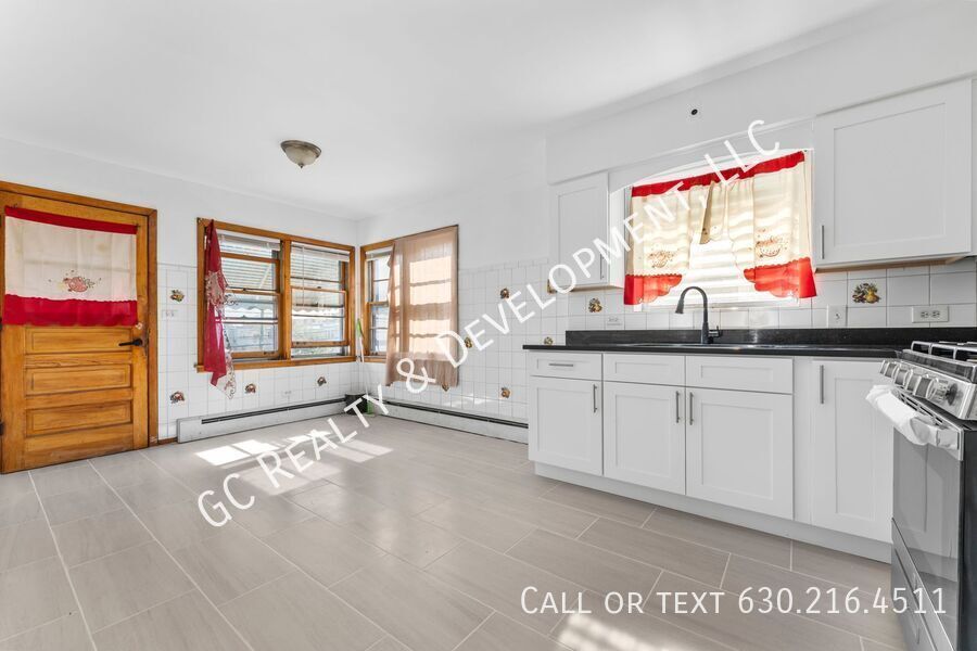 *** 1 MONTH RENT FREE / RECENTLY UPDATED / 3 BDRM / FRESHLY PAINTED /  LAUNDRY ON SITE / 2ND FLOOR *** property image