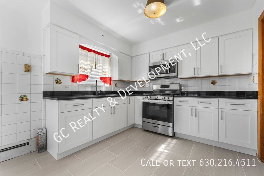 *** 1 MONTH RENT FREE / RECENTLY UPDATED / 3 BDRM / FRESHLY PAINTED /  LAUNDRY ON SITE / 2ND FLOOR *** property image