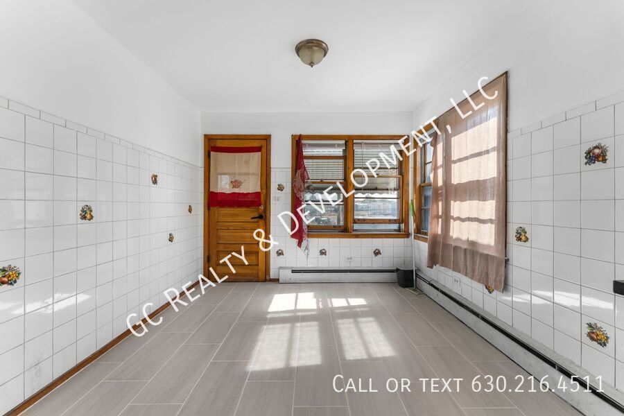 *** 1 MONTH RENT FREE / RECENTLY UPDATED / 3 BDRM / FRESHLY PAINTED /  LAUNDRY ON SITE / 2ND FLOOR *** property image