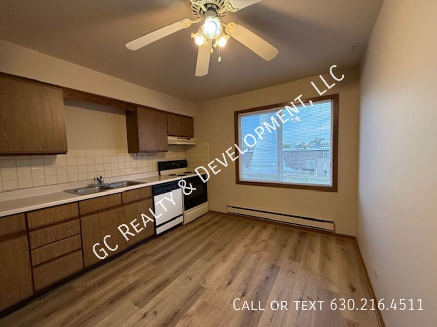 *** 2 BDRM / 1000 SQFT / 2 PARKING SPOTS / TENANTS ONLY PAY ELECTRIC / PET FRIENDLY *** property image