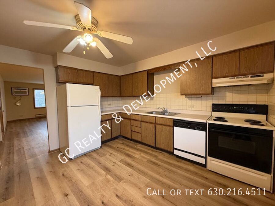 *** 2 BDRM / 1000 SQFT / 2 PARKING SPOTS / TENANTS ONLY PAY ELECTRIC / PET FRIENDLY *** property image
