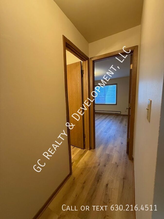 *** 2 BDRM / 1000 SQFT / 2 PARKING SPOTS / TENANTS ONLY PAY ELECTRIC / PET FRIENDLY *** property image