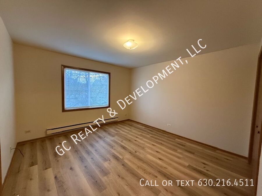 *** 2 BDRM / 1000 SQFT / 2 PARKING SPOTS / TENANTS ONLY PAY ELECTRIC / PET FRIENDLY *** property image