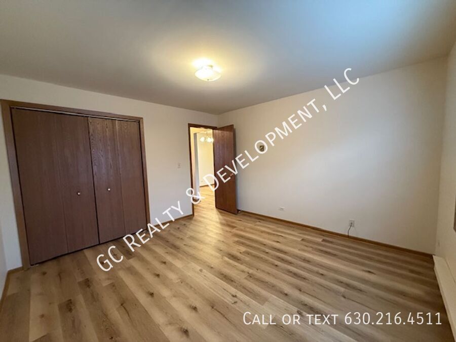 *** 2 BDRM / 1000 SQFT / 2 PARKING SPOTS / TENANTS ONLY PAY ELECTRIC / PET FRIENDLY *** property image