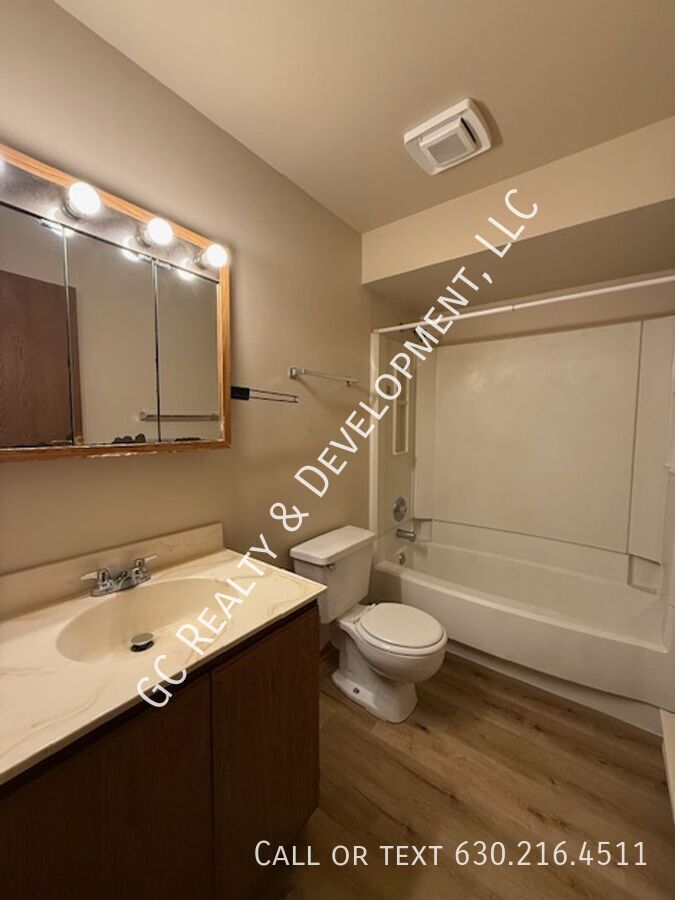*** 2 BDRM / 1000 SQFT / 2 PARKING SPOTS / TENANTS ONLY PAY ELECTRIC / PET FRIENDLY *** property image
