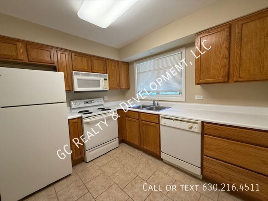 *** WALK TO METRA / HEAT INCL / PAY ONLY ELECTRIC / LAUNDRY NEXT TO UNIT / SMALL PET FRIENDLY *** property image