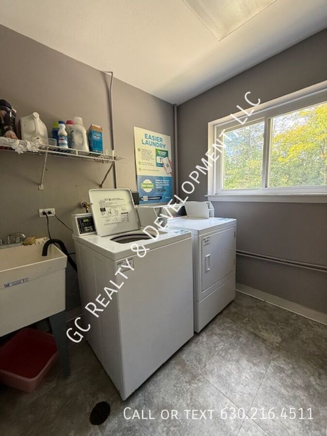 *** WALK TO METRA / HEAT INCL / PAY ONLY ELECTRIC / LAUNDRY NEXT TO UNIT / SMALL PET FRIENDLY *** property image