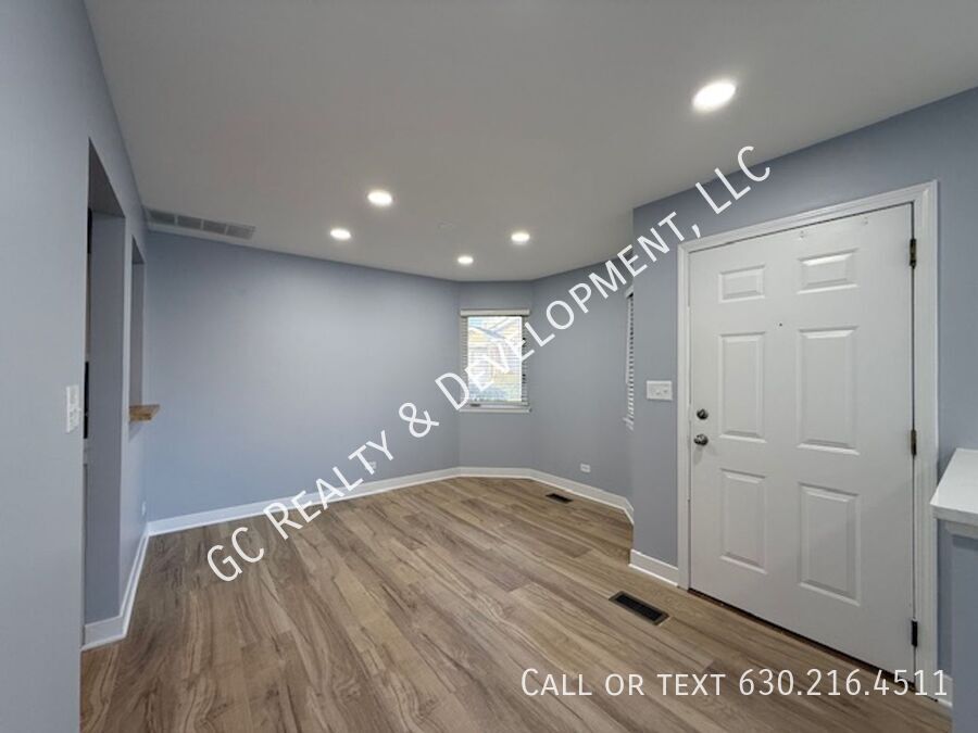 *** RECENTLY UPDATED / 2 BDRM -  2BTH / NEW IN UNIT LAUNDRY / GARAGE PARKING / STORAGE UNIT *** property image