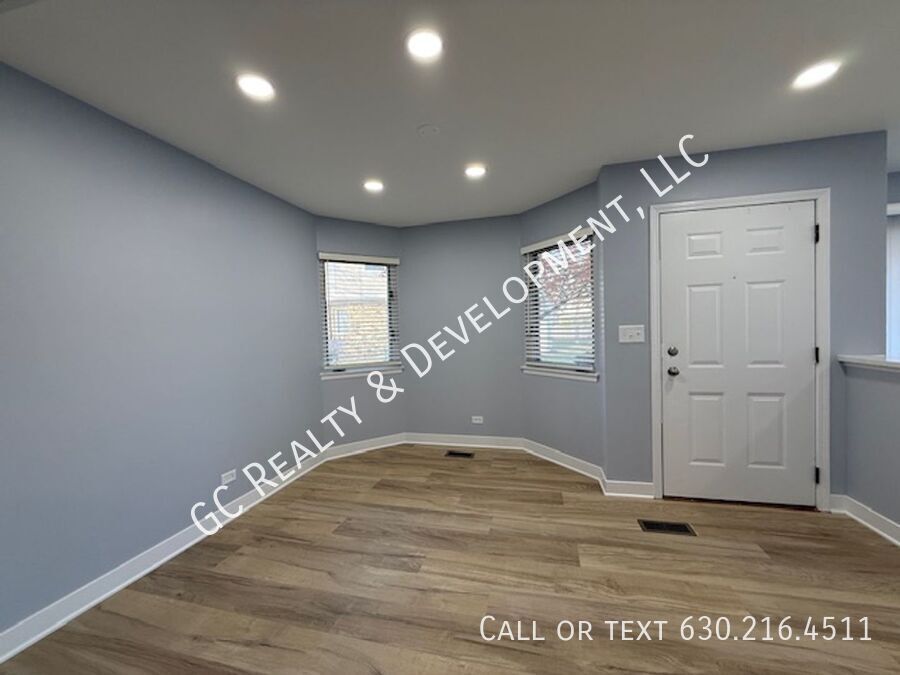 *** RECENTLY UPDATED / 2 BDRM -  2BTH / NEW IN UNIT LAUNDRY / GARAGE PARKING / STORAGE UNIT *** property image