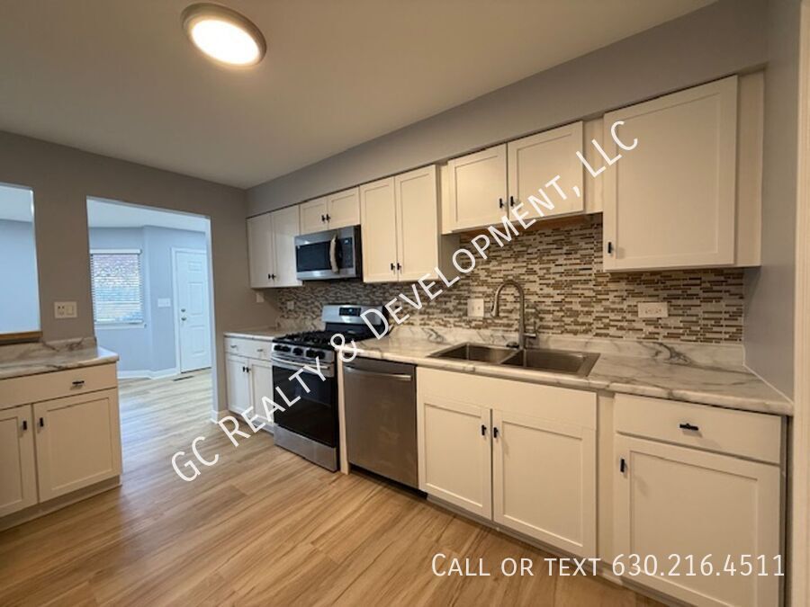 *** RECENTLY UPDATED / 2 BDRM -  2BTH / NEW IN UNIT LAUNDRY / GARAGE PARKING / STORAGE UNIT *** property image