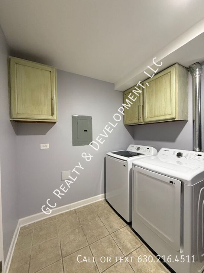 *** RECENTLY UPDATED / 2 BDRM -  2BTH / NEW IN UNIT LAUNDRY / GARAGE PARKING / STORAGE UNIT *** property image