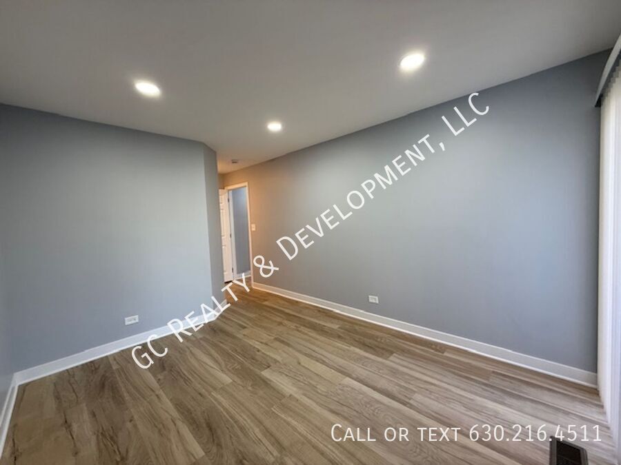 *** RECENTLY UPDATED / 2 BDRM -  2BTH / NEW IN UNIT LAUNDRY / GARAGE PARKING / STORAGE UNIT *** property image