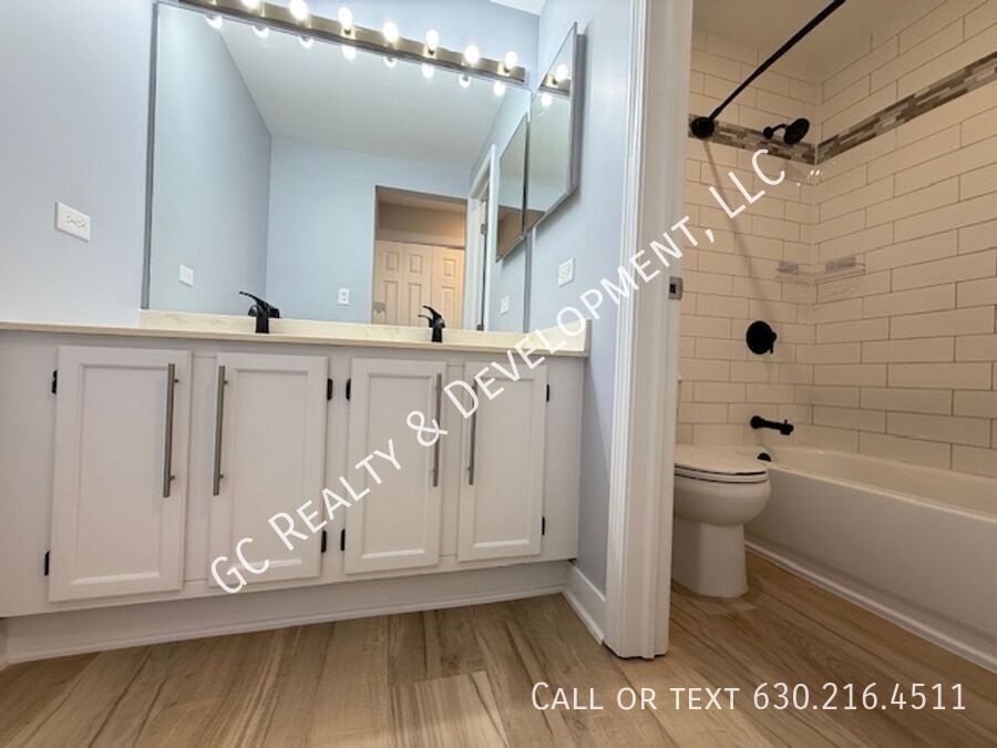 *** RECENTLY UPDATED / 2 BDRM -  2BTH / NEW IN UNIT LAUNDRY / GARAGE PARKING / STORAGE UNIT *** property image