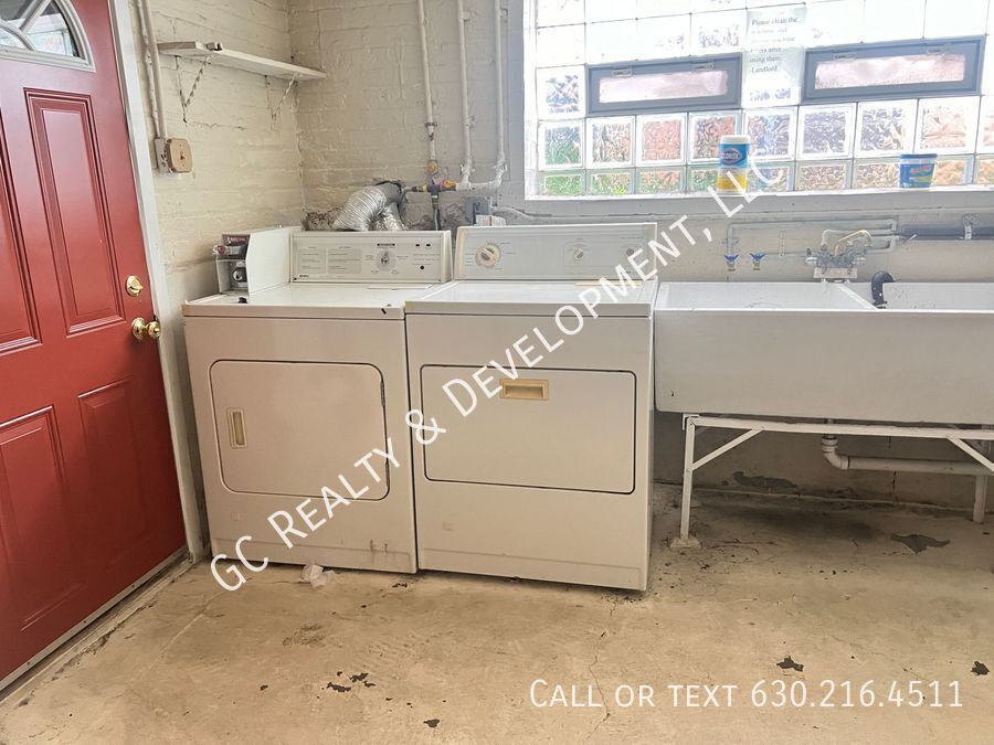 *** 1/2 MO RENT FREE / PORTAGE PARK / 2BDRM / SS APPLIANCES INCL / FREE LAUNDRY IN BUILDING / STREET PARKING *** property image