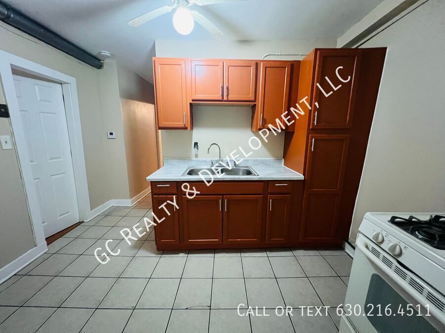 *** 1/2 MO RENT FREE / GREAT LOCATION / 3 BDRM - 1 BTH / APPL INCL / LARGE YARD *** property image