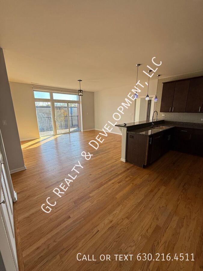 *** 2 BDRM / 2 BATH / HEATED GARAGE / LAUNDRY IN UNIT / HARDWOOD / NEWER BUILDING *** property image