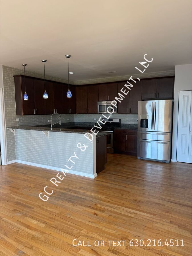 *** 2 BDRM / 2 BATH / HEATED GARAGE / LAUNDRY IN UNIT / HARDWOOD / NEWER BUILDING *** property image