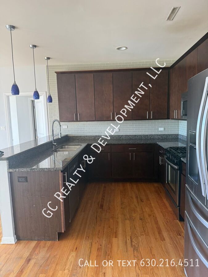 *** 2 BDRM / 2 BATH / HEATED GARAGE / LAUNDRY IN UNIT / HARDWOOD / NEWER BUILDING *** property image