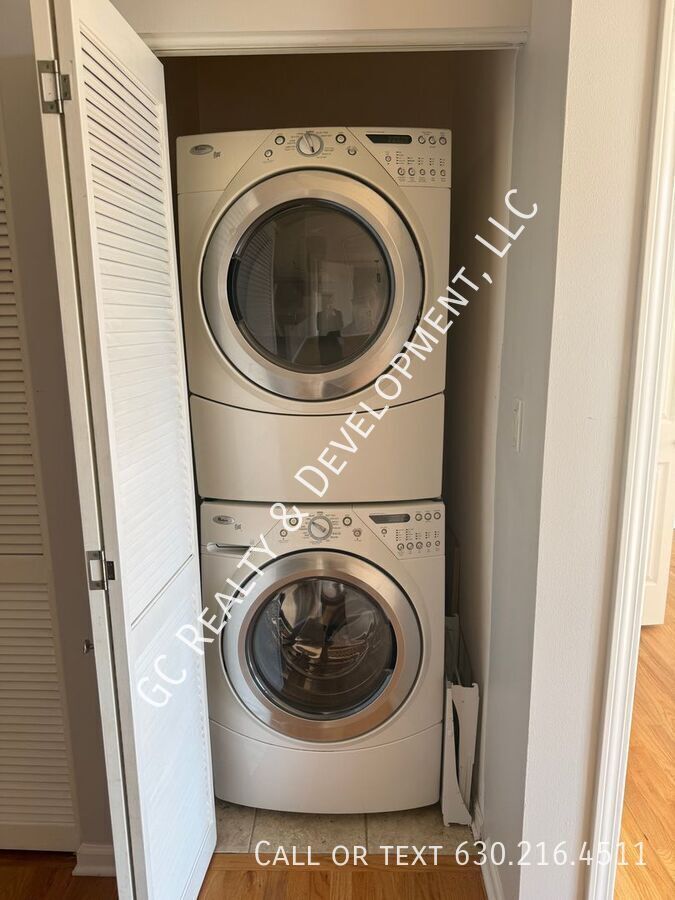 *** 2 BDRM / 2 BATH / HEATED GARAGE / LAUNDRY IN UNIT / HARDWOOD / NEWER BUILDING *** property image