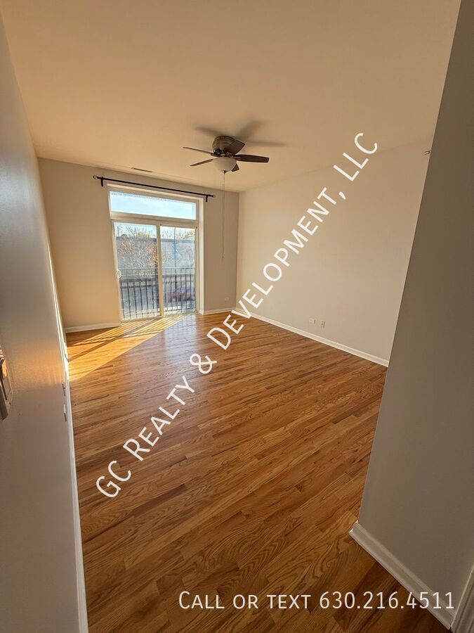*** 2 BDRM / 2 BATH / HEATED GARAGE / LAUNDRY IN UNIT / HARDWOOD / NEWER BUILDING *** property image